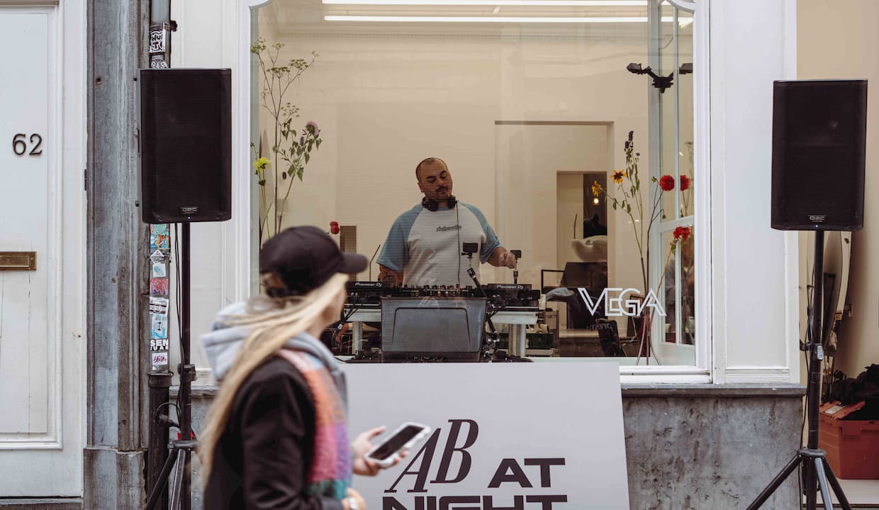 Herbekijk Liaison's AB Street Club-set in Salon Vega