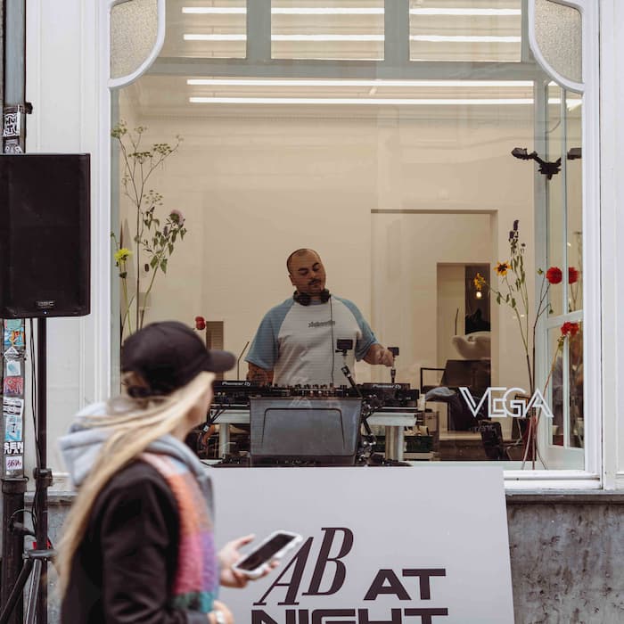 Herbekijk Liaison's AB Street Club-set in Salon Vega