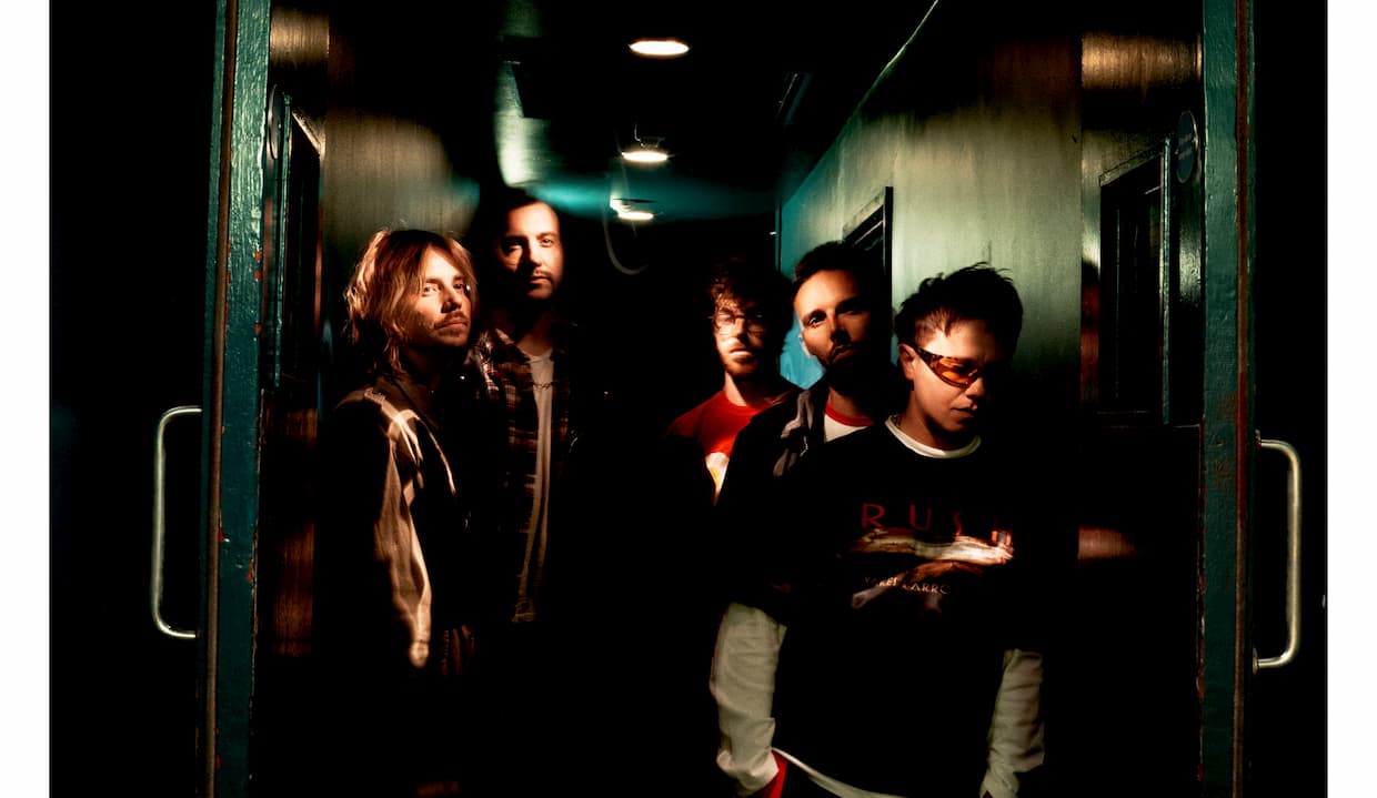 Nothing But Thieves : THREE SHOWS, THREE COUNTRIES, ONE DAY